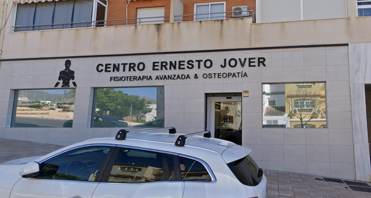 Fachada del Centro Ernesto Jover en Aguadulce, donde Cristian Mart&iacute;nez pasa consulta