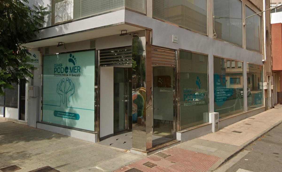 Fachada de la Cl&iacute;nica Podomer en Puebla de V&iacute;car, donde Cristian Mart&iacute;nez pasa consulta