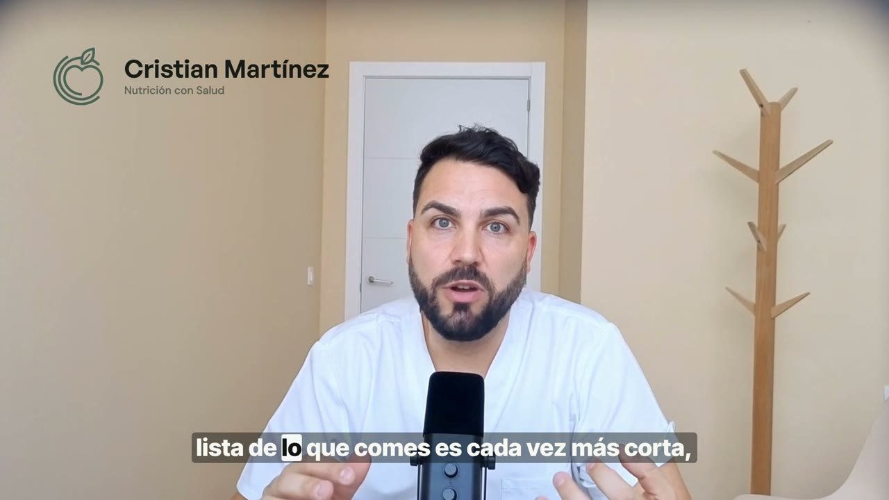 Cristian Martínez, dietista, explicando el programa digestivo