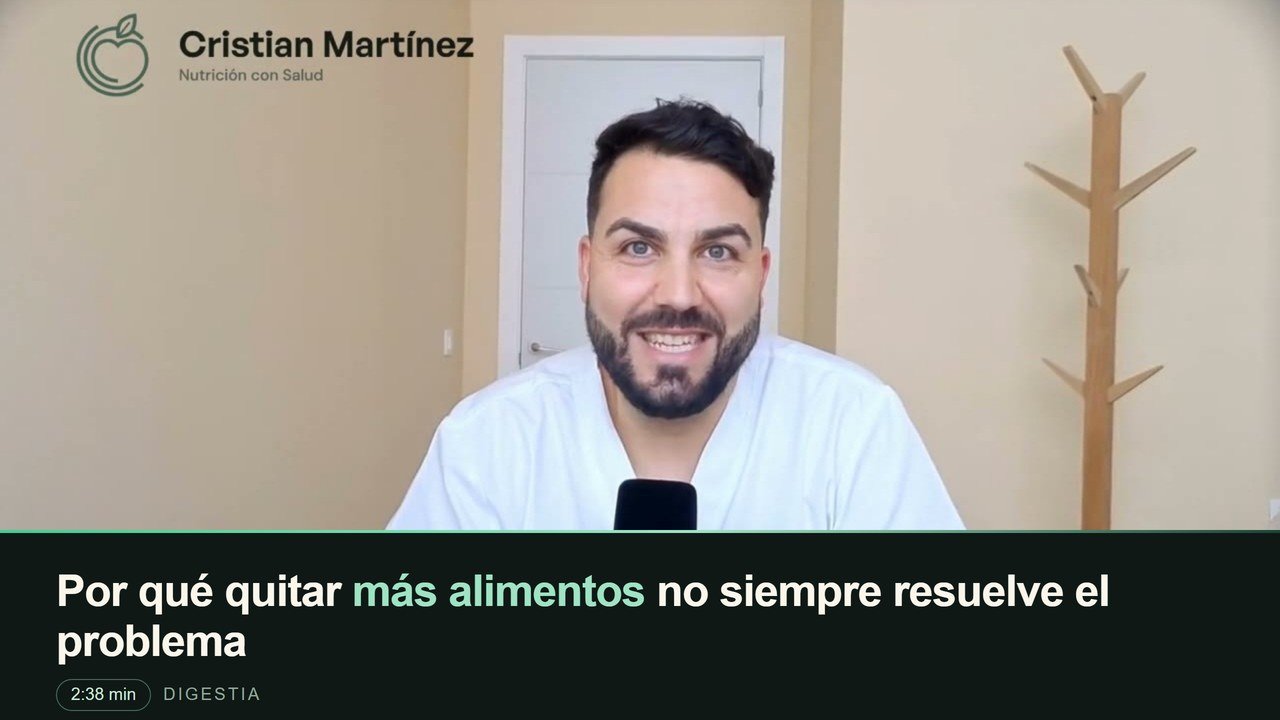 Cristian Martínez, dietista, explicando por qué quitar más alimentos no siempre resuelve el problema digestivo
