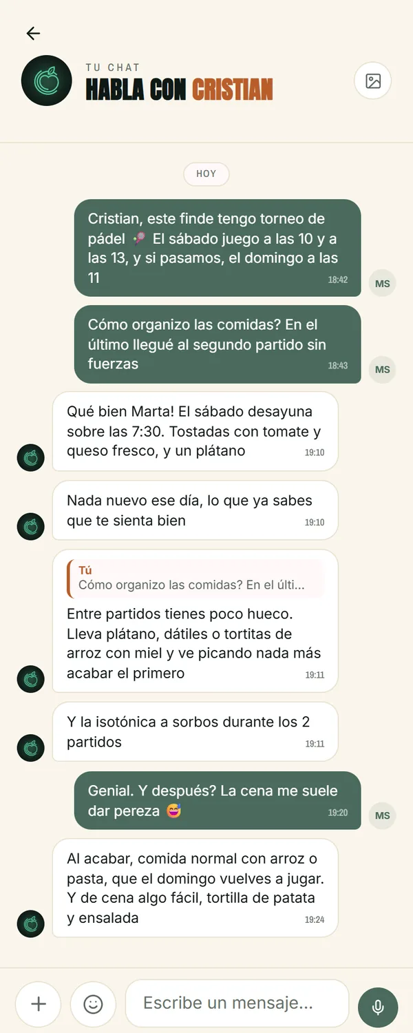 Chat de la app con una conversación de ejemplo sobre cómo organizar las comidas de un torneo de pádel